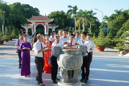 Tiếp tục kế thừa, phát huy truyền thống để cống hiến, sáng tạo