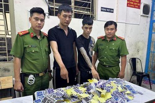 TPHCM: Quyết liệt xử lý những đối tượng vẽ bậy và dán quảng cáo sai quy định