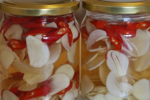 Ngâm tỏi nhớ làm thêm bước này để tỏi trắng giòn