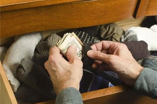 Đàn ông có quỹ đen là biết nghĩ cho vợ, minh bạch tài chính chắc gì đã tốt