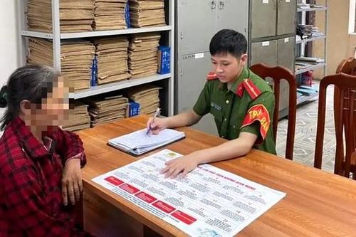 Hành động bất ngờ của người phụ nữ sau khi nghe cuộc điện thoại lạ của 'cán bộ công an'