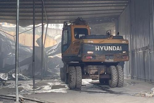 Cháy tại nhà xưởng ở Cầu Giấy, Hà Nội