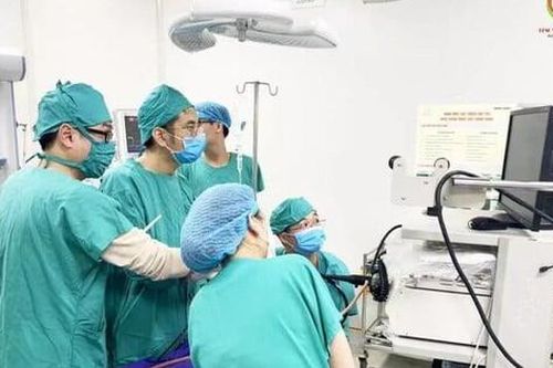 Hy hữu bé 10 tháng tuổi nuốt phải bóng đèn điện tử