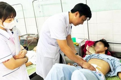 Một thanh niên thủng đại tràng do nuốt tăm tre