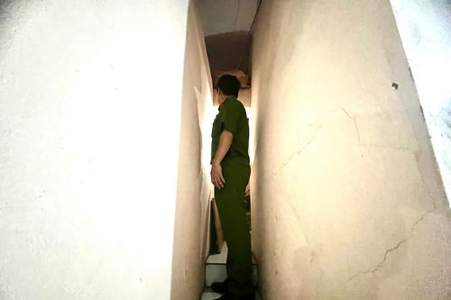 Nhà trọ có thang bộ thoát hiểm 'siêu' nhỏ giữa Hà Nội