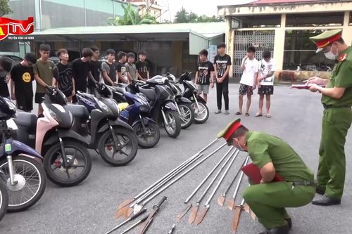 Khởi tố 21 thanh, thiếu niên mang dao, kiếm diễu phố