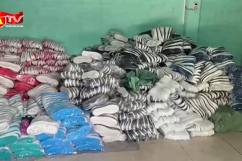 Phát hiện cơ sở sản xuất hơn 5.000 đế giày giả nhãn hiệu nổi tiếng
