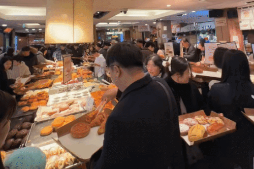 Lý do nhiều người đi hàng trăm km, xếp hàng để mua một chiếc bánh mì