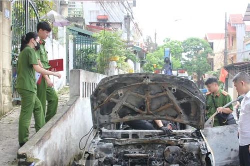 Lạng Sơn: xế hộp đậu ven đường cháy dữ dội lúc rạng sáng