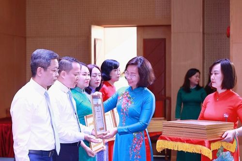 Phát huy vai trò nêu gương trong học tập và làm theo Bác