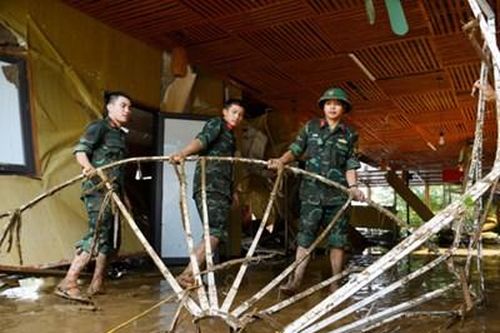 Giúp dân khi lũ dữ đi qua