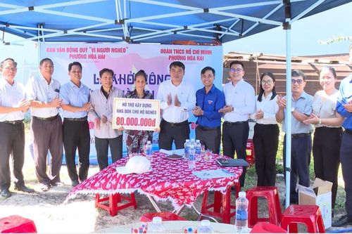 Bàn giao nhà đại đoàn kết cho hộ nghèo ở quận Ngũ Hành Sơn