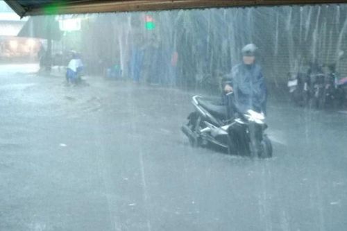 Bình Dương: Một người đi đường nghi bị mưa lớn cuốn xuống cống thoát nước