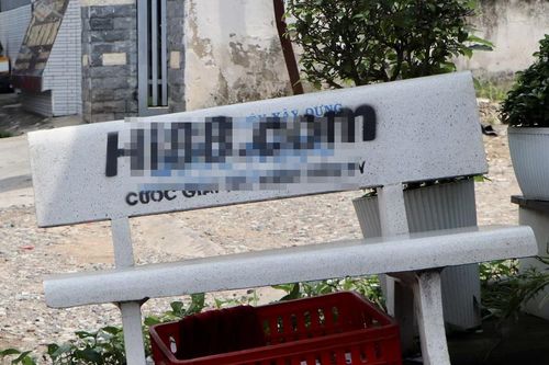 Điều tra vụ nhiều ghế đá ở TP Thủ Đức bị xịt quảng cáo trang web cá cược