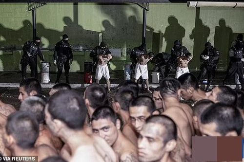 Kinh hãi bên trong nhà tù 'địa ngục' ở El Salvador