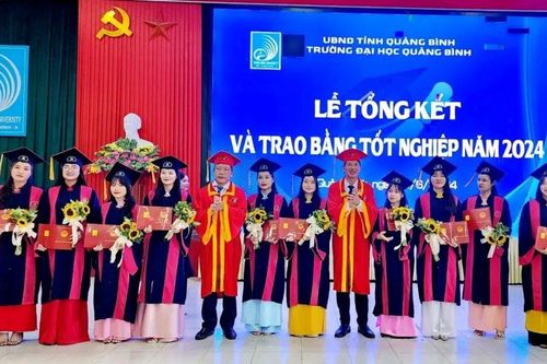 Trường ĐH Quảng Bình trao bằng tốt nghiệp cho hơn 200 sinh viên