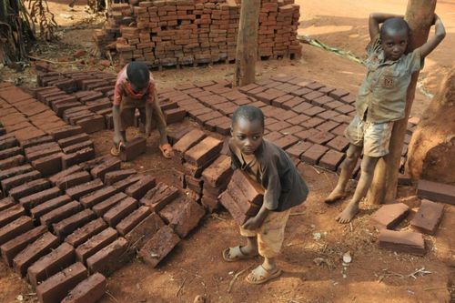 Hàng trăm triệu trẻ em phải mưu sinh