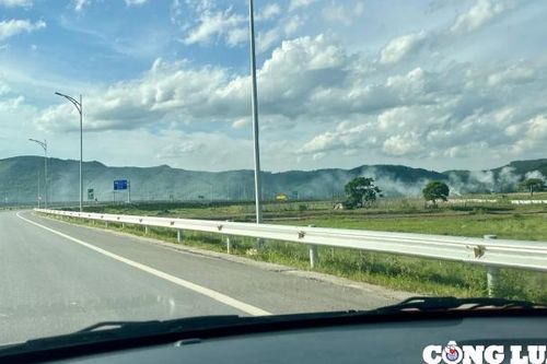 Tiềm ẩn nguy cơ tai nạn giao thông khi người dân đốt rơm rạ gần đường cao tốc