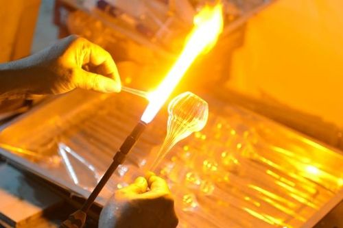 Độc đáo với nghề 'ôm' lò lửa giữa nắng nóng để 'thổi' ra tiền