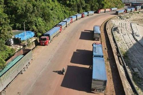 Hàng trăm xe đầu kéo ùn ứ trên quốc lộ 12 ở Hà Tĩnh
