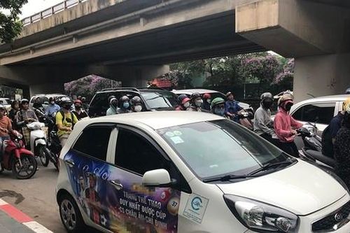 Xe taxi dán logo quảng cáo web cờ bạc nghênh ngang diễu phố Hà Nội