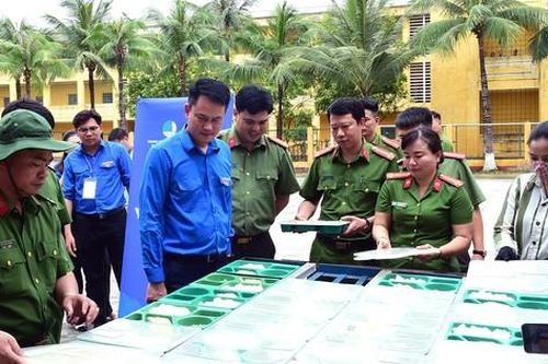 'Thắp sáng ước mơ hoàn lương' mang bữa cơm yêu thương đến trại giam