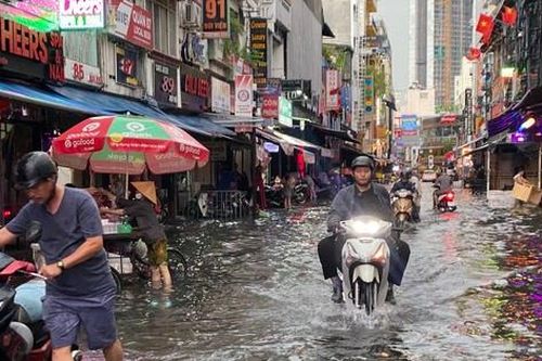 'Phố Tây' ở TPHCM hóa sông sau cơn mưa lớn
