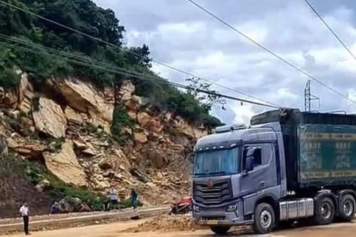 Tài xế xe đầu kéo bị điện phóng tử vong