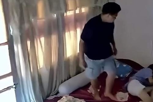 Chồng đánh đập vợ dã man trước mặt con ở Hà Giang