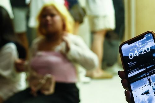Người Hà Nội xếp hàng từ 4h sáng uống cà phê, mang cả thú cưng đi chục cây số