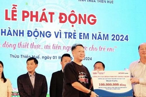 Home Credit trao 100 học bổng cho học sinh có hoàn cảnh khó khăn ở Huế
