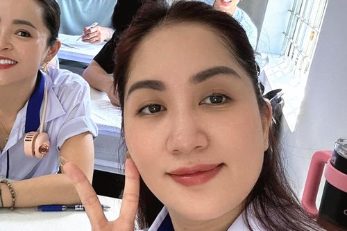 Phan Hiển nịnh vợ Khánh Thi hết lời, MC Thảo Vân khoe ảnh được 'bế bổng'