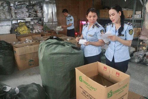 Liên tiếp phát hiệncơ sở kinh doanh sản phẩm giả nhãn hiệu Nike, Crocs