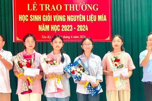 Trao thưởng 40 triệu đồng cho học sinh giỏi năm học 2023- 2024 tại vùng nguyên liệu mía