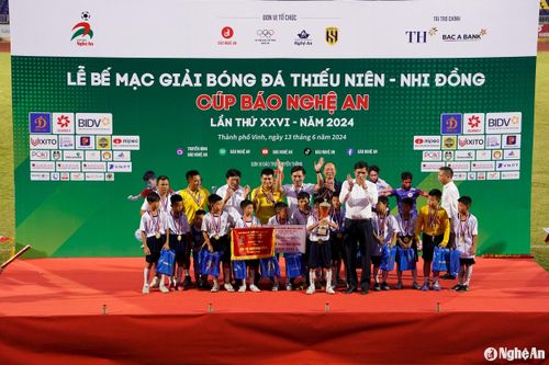 Thi đấu như chiến binh, Nhi đồng Hoàng Mai lên ngôi vô địch Cúp Báo Nghệ An