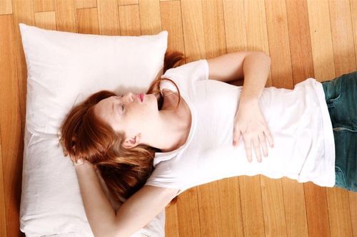 Ngủ trên sàn nhà có tốt không?