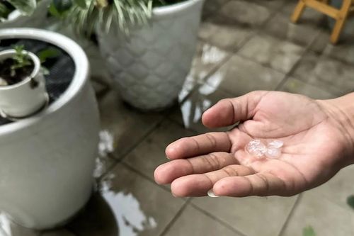 TPHCM bất ngờ xuất hiện mưa đá