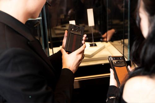 Chiếc điện thoại giá gấp 10 lần iPhone nhưng người Việt vẫn sẵn sàng chi tiền vì 1 lý do