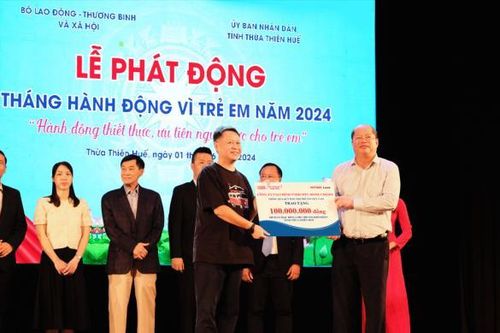 Khởi động Home Love 2024, Home Credit trao học bổng cho học sinh khó khăn tại Huế