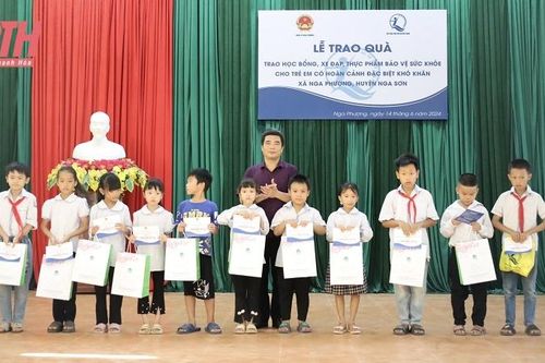 Quỹ bảo trợ trẻ em trao quà cho trẻ em tại huyện Nga Sơn