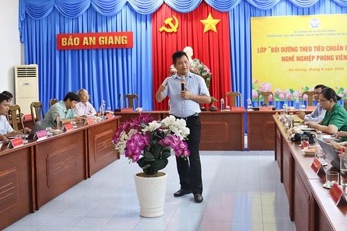 Khai giảng lớp 'Bồi dưỡng theo chức danh nghề nghiệp phóng viên' tại An Giang
