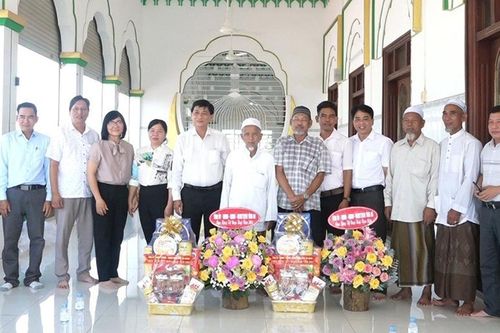 Chúc Tết Roya Haji đồng bào dân tộc thiểu số Chăm huyện An Phú