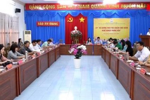 Khai giảng lớp 'Bồi dưỡng theo chức danh nghề nghiệp phóng viên' tại An Giang