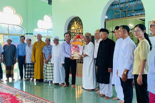 UBMTTQVN huyện Châu Phú chúc Tết Roya Haji tại xã Khánh Hòa