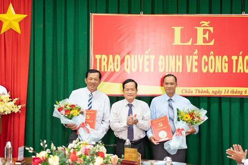 Ban Thường vụ Huyện ủy Châu Thành trao quyết định cán bộ
