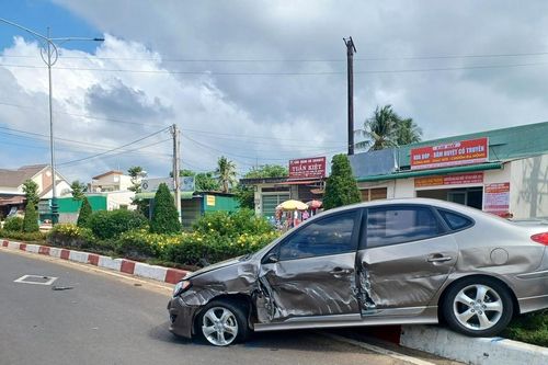 Pleiku: Va chạm với xe ô tô tải, xe ô tô con bị hư hỏng