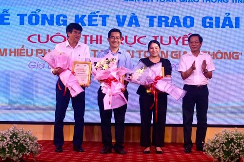 Trao giải cuộc thi trực tuyến 'Tìm hiểu pháp luật về an toàn giao thông'