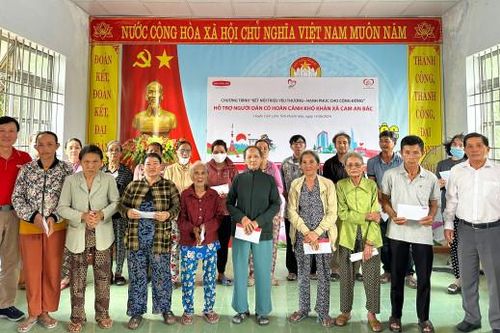 Dai-ichi Life Việt Nam tiếp tục hỗ trợ người dân có hoàn cảnh khó khăn tại miền Trung