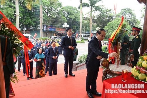 Đoàn đại biểu của tỉnh dâng hương, dâng hoa nhân kỷ niệm 91 năm ngày truyền thống Đảng bộ tỉnh