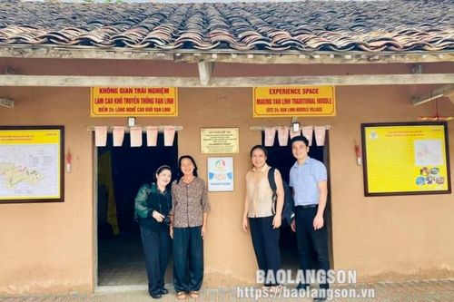 Bàn giao không gian chụp ảnh trong nhà trình tường tại Thôn Phố Cũ, xã Vạn Linh, huyện Chi Lăng